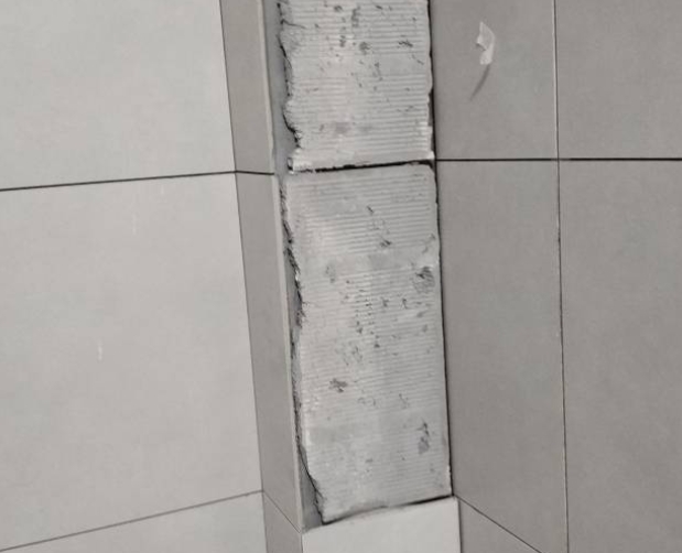 阿荣瓷砖空鼓维修公司分享下瓷砖施工前基层浇水润湿程度不足，可能导致以下问题